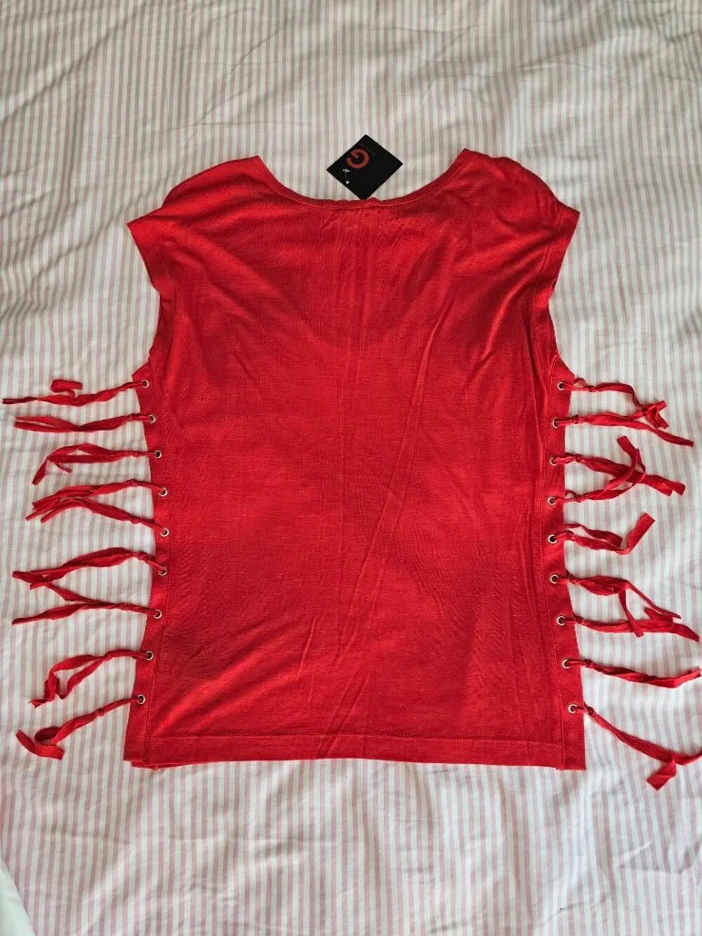 G by Guess red top with fringes and no sleeves - Picture 4 of 6